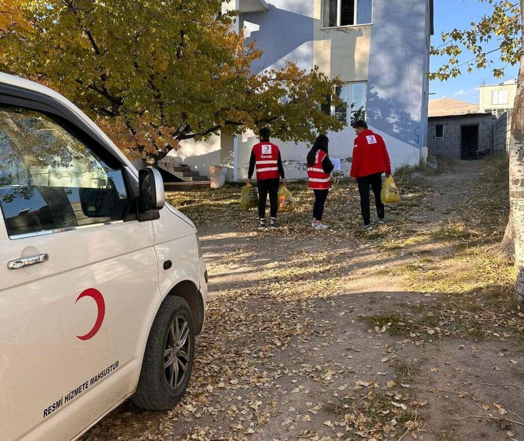 Kızılay’dan ihtiyaç sahibi ailelere kıyafet ve gıda desteği Kızılay’dan ihtiyaç sahibi ailelere kıyafet ve gıda desteği