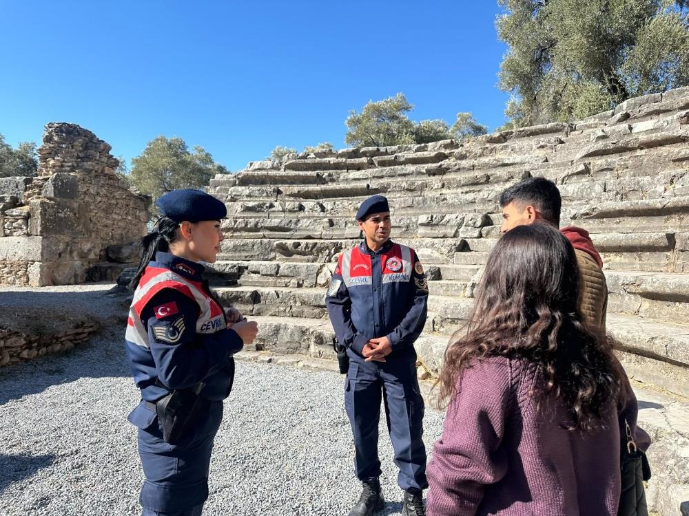 Jandarma ekipleri vatandaşları bilgilendirdi Jandarma ekipleri vatandaşları bilgilendirdi