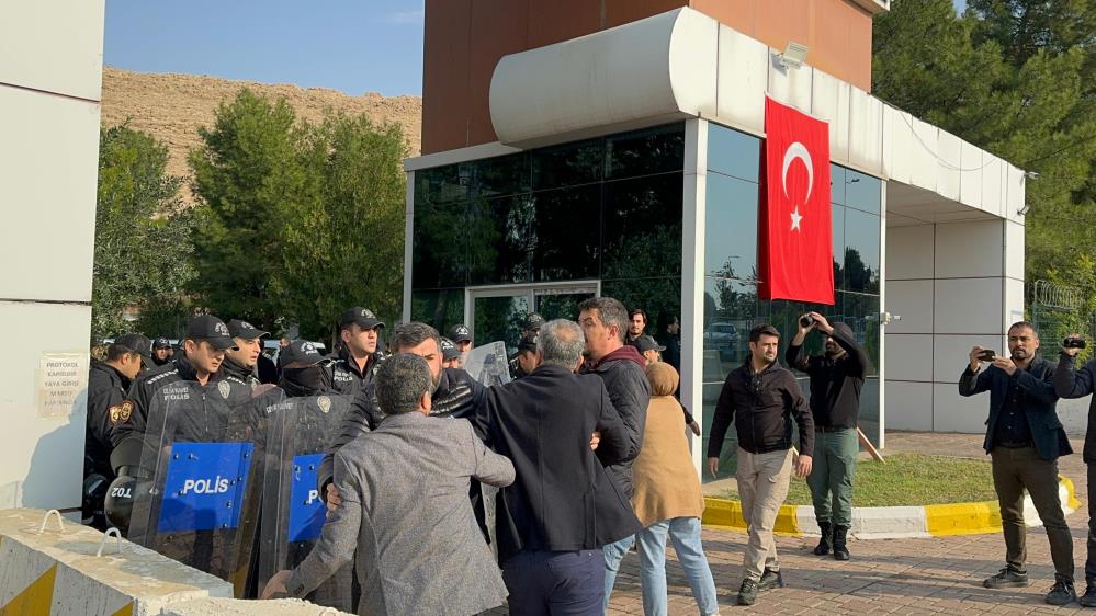 Ahmet Türk ve DEM Partililer Mardin Belediyesine girmek istedi Ahmet Türk ve DEM Partililer Mardin Belediyesine girmek istedi