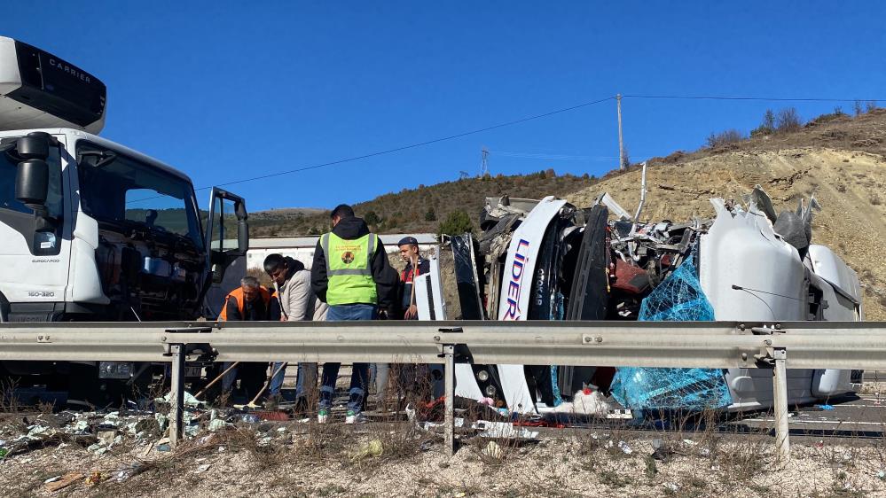 Feci kazada yaralanan 14 kişiden 12’si hastaneden taburcu edildi Feci kazada yaralanan 14 kişiden 12’si hastaneden taburcu edildi