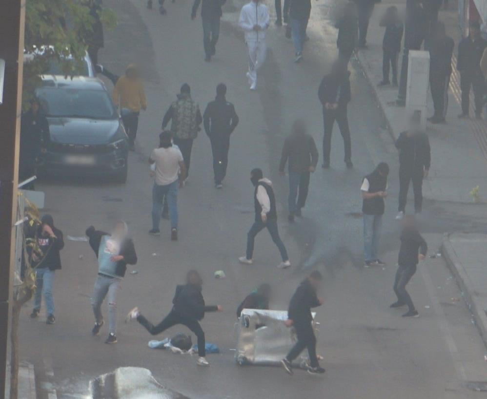 İzinsiz gösteride polise taş ve molotof atan 5 kişi tutuklandı İzinsiz gösteride polise taş ve molotof atan 5 kişi tutuklandı