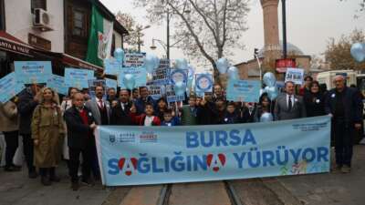 Diyabete dikkat çekmek için mavi balonlar gökyüzüne bırakıldı