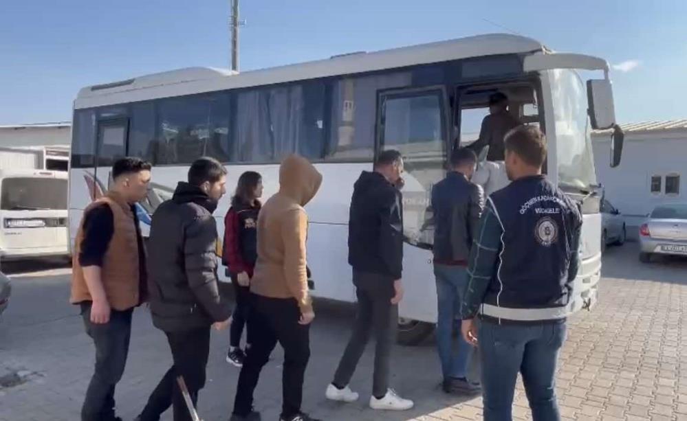 Osmaniye’de durdurulan otobüste 10 kaçak göçmen yakalandı Osmaniye’de durdurulan otobüste 10 kaçak göçmen yakalandı