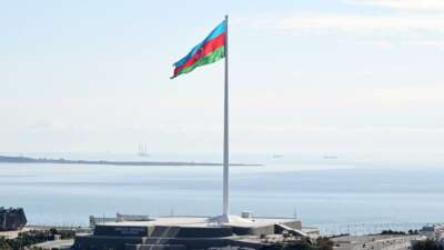 Dünyanın en büyük bayrağı Azerbaycan’da dalgalanıyor