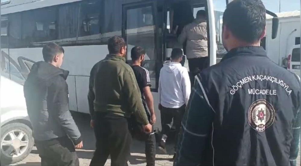 Durdurulan otobüste 11 kaçak göçmen yakalandı Durdurulan otobüste 11 kaçak göçmen yakalandı