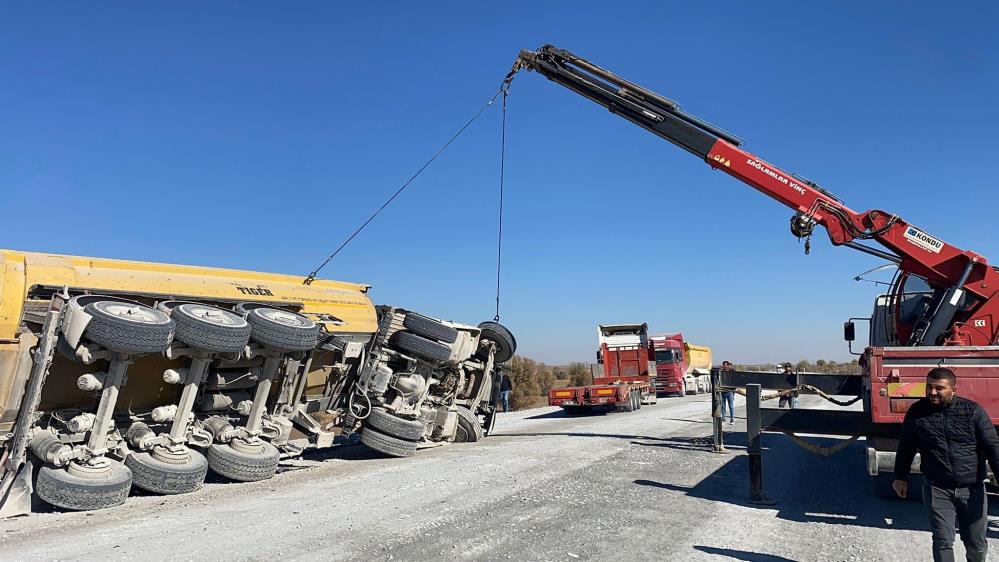 Lastiği patlayan tır devrildi, 1 kişi yaralandı Lastiği patlayan tır devrildi, 1 kişi yaralandı