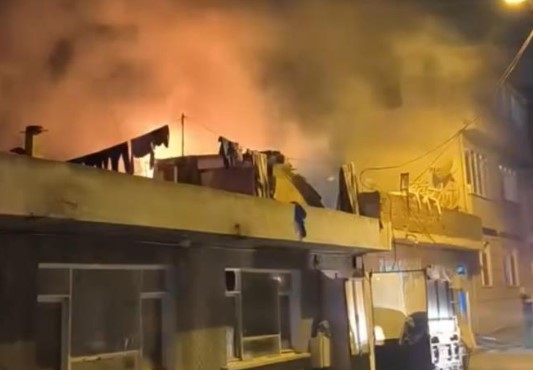 Bursa’da yangın paniği… Tek katlı ev alevlere teslim oldu Bursa’da yangın paniği… Tek katlı ev alevlere teslim oldu