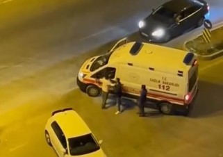 “Beni tanıyor musun?” diyerek ambulansın camını yumrukladı “Beni tanıyor musun?” diyerek ambulansın camını yumrukladı