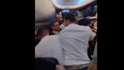 Uçağın kapısını açmaya çalışınca dayağı yedi!