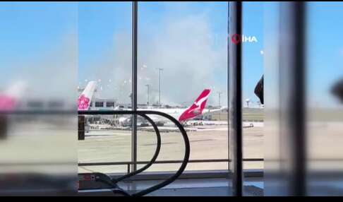 Yolcu uçağı Sydney Havalimanı’nda acil iniş yaparken pist yanında yangın çıktı Yolcu uçağı Sydney Havalimanı’nda acil iniş yaparken pist yanında yangın çıktı
