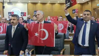 Bursa Büyükşehir Belediyesi CHP Meclis Üyeleri ‘kayyuma hayır’ dedi, AK Parti ve MHP ‘Türk Bayrağı’ kaldırdı