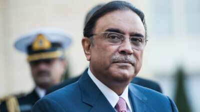 Pakistan Cumhurbaşkanı Zardari’nin bacağı kırıldı