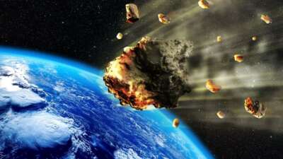Dünya atmosferine çarpan asteroit panik yarattı