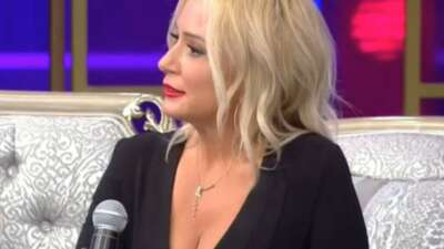 Saba Tümer “Kırmızı don giymeyi bıraktım” deyince muhabir kendini tutamadı
