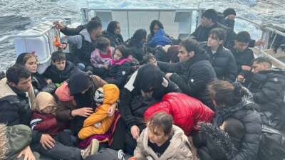 Yunan unsurlarınca ölüme terk edilen 76 kaçak göçmen kurtarıldı