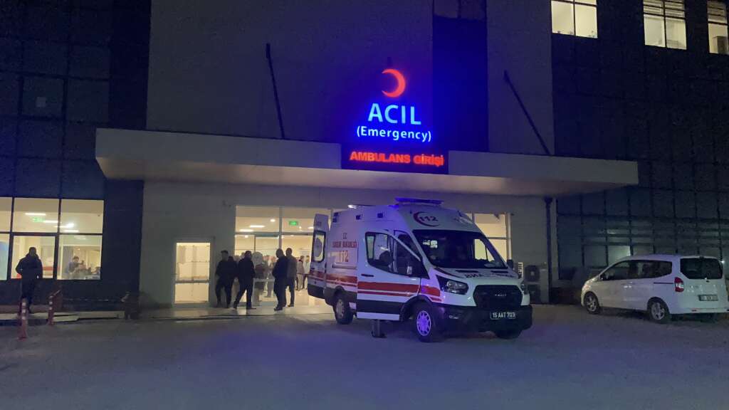 Bıçaklı kavga da Baba ve oğlu yaralandı Bıçaklı kavga da Baba ve oğlu yaralandı