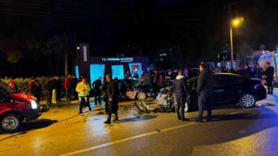 Bursa’da iki otomobil kafa kafaya çarpıştı: 2 yaralı