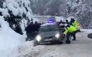 Bursa’da etkili olan kar yağışında vatandaşlar araçta mahsur kaldı