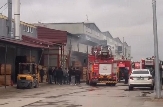 Bursa’da mobilya imalathanesi yandı