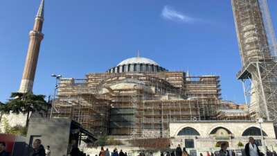 Ayasofya’da dev iskele kuruldu: Bin 500 yıllık cami niteliksiz sıvalardan arındırılacak