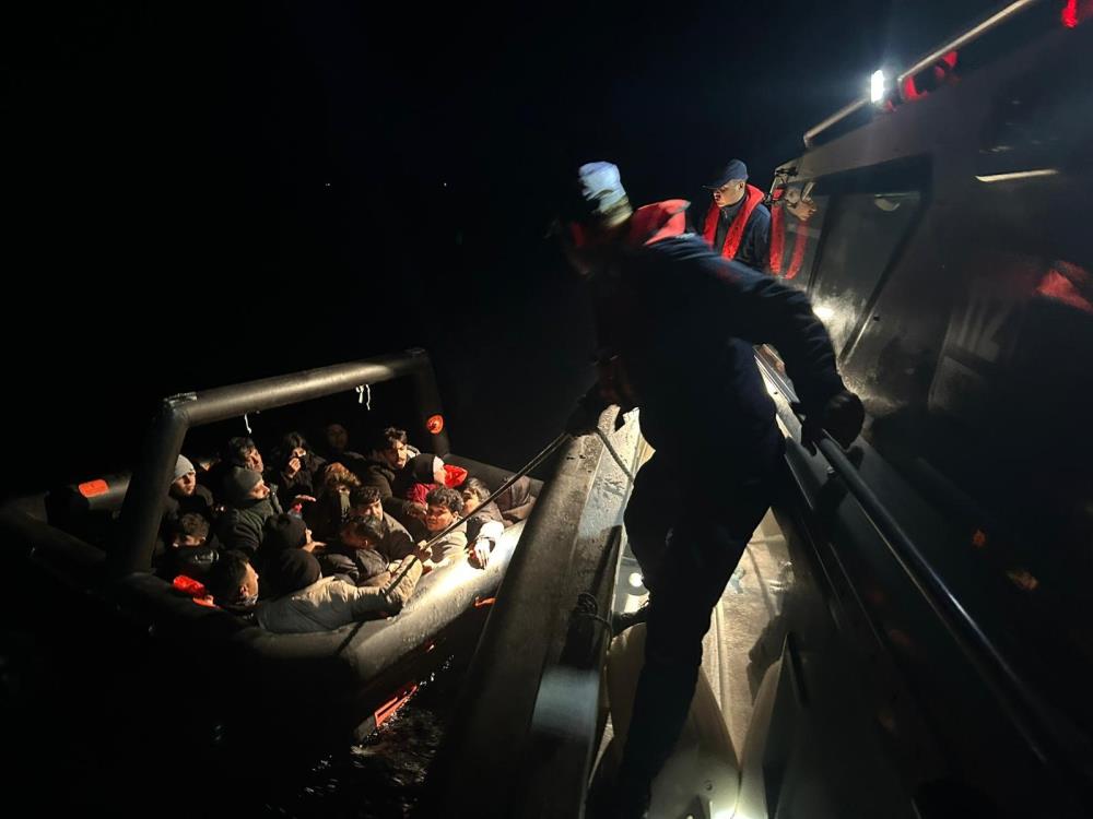 21 düzensiz göçmen kurtarıldı 21 düzensiz göçmen kurtarıldı