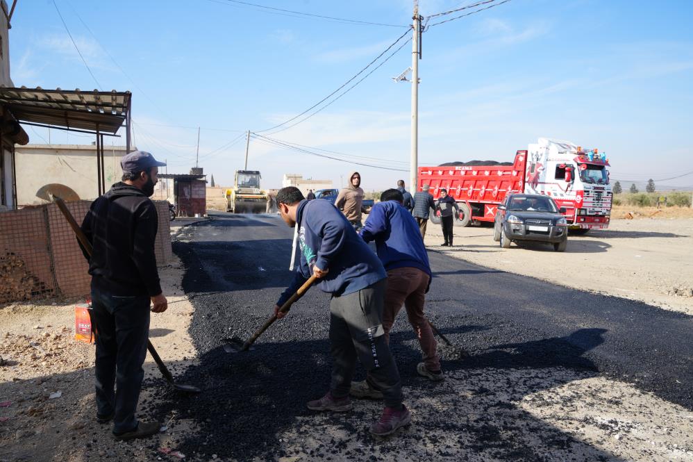 Terörden arındırılan Münbiç’e giden yollar onarılıyor
