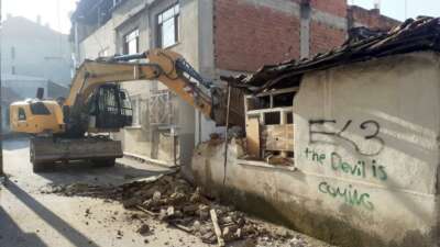 Bursa’da metruk binalar yıkılıyor