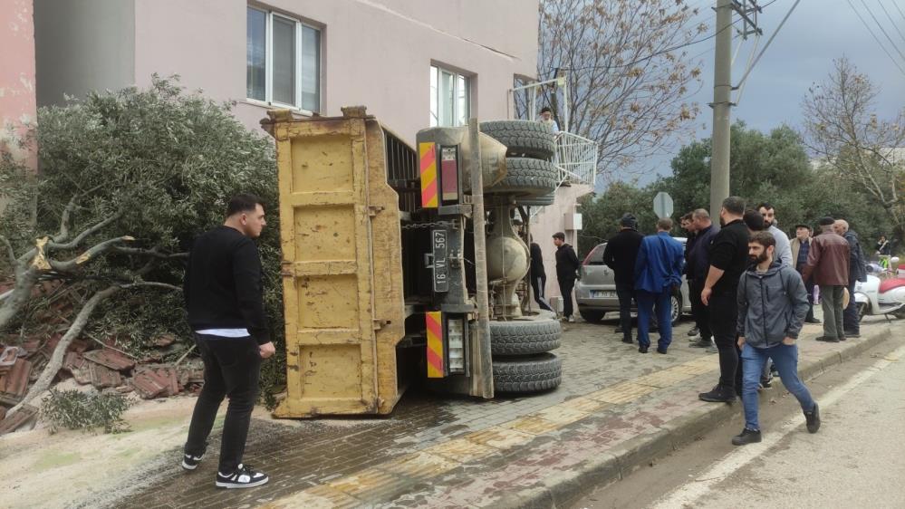 Bursa’da belediye kamyonu kaza yaptı