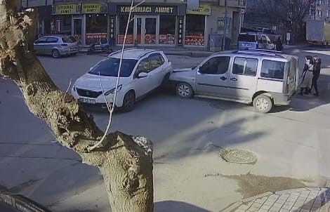 Bursa’da araçlar çarpıştı, 2’si çocuk 3 kişi yaralandı