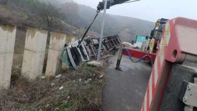 Bursa’da TIR şarampole yuvarlandı