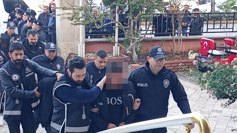 Didim’deki kurşunlama olayında 3 şüpheli tutuklandı Didim’deki kurşunlama olayında 3 şüpheli tutuklandı