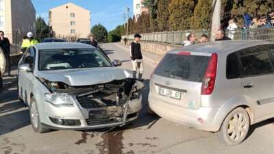 Bursa’da otomobiller kafa kafaya çarpıştı!