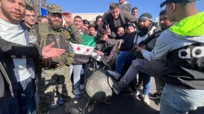 Suriyeliler, Hafız Esad’ın heykelini Emevi meydanında sürükledi