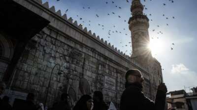 Suriyeliler Esad sonrası ilk cuma namazı için Emevi Camii’ne akın etti
