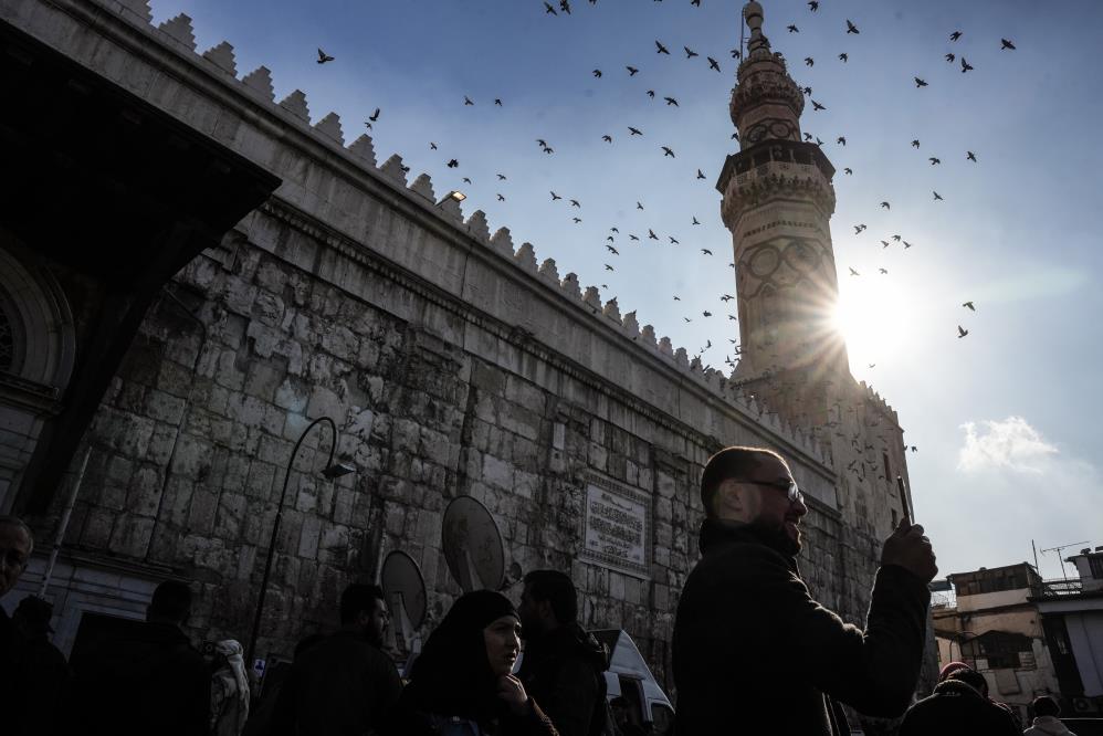 Suriyeliler Esad sonrası ilk cuma namazı için Emevi Camii’ne akın etti Suriyeliler Esad sonrası ilk cuma namazı için Emevi Camii’ne akın etti