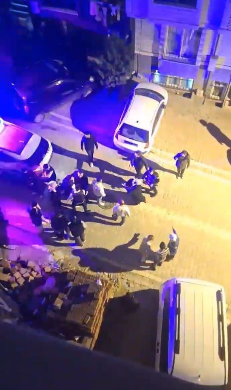 14 yaşında ki çocuğa rahatsızlık veren komşularını böyle dövdüler 14 yaşında ki çocuğa rahatsızlık veren komşularını böyle dövdüler