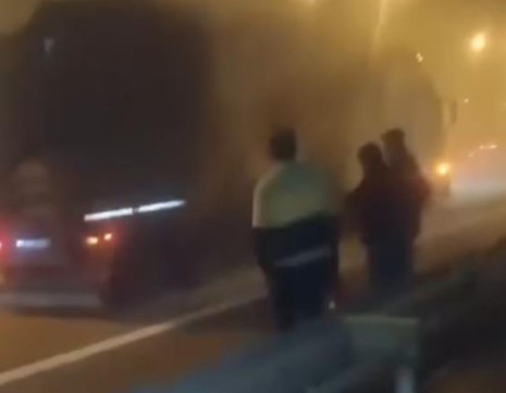 Bursa’da yolda panik! Seyir halindeyken lastikleri alev aldı… Bursa’da yolda panik! Seyir halindeyken lastikleri alev aldı…