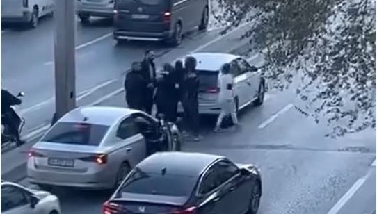 E-5’te akan trafiğe aldırmadan yumruk yumruğa kavga ettiler E-5’te akan trafiğe aldırmadan yumruk yumruğa kavga ettiler