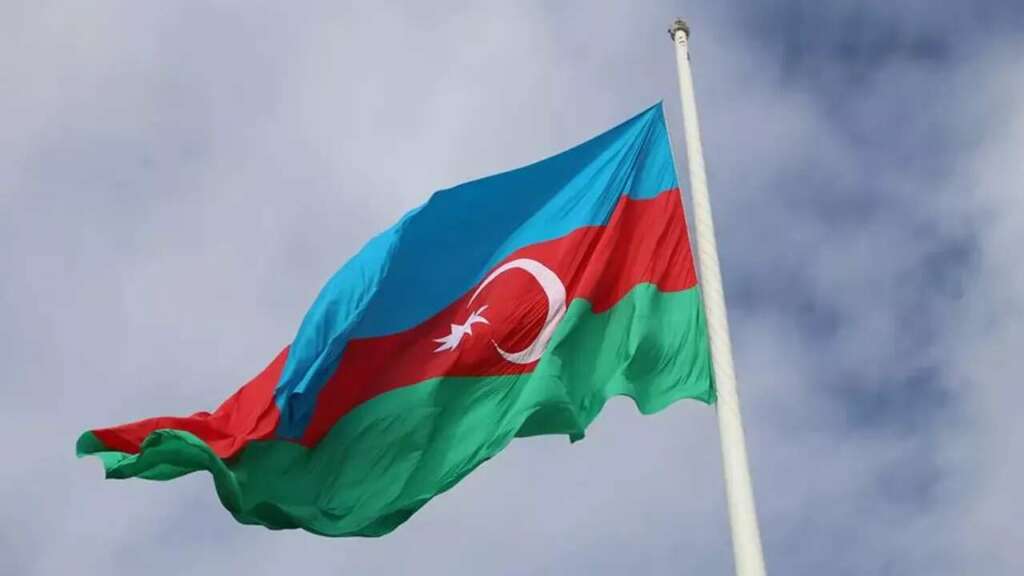 Azerbaycan’ın Washington Büyükelçiliğinde bayraklar yarıya indirildi Azerbaycan’ın Washington Büyükelçiliğinde bayraklar yarıya indirildi