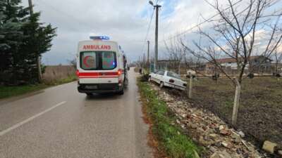 Bursa’da kontrolden çıkan araç elektrik direğine çarptı