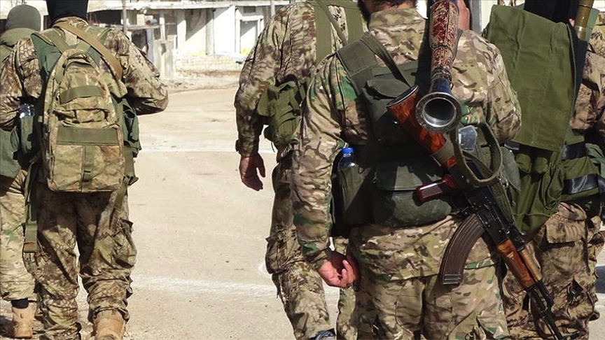 Muhalifler, Esad rejiminin izlerini askeri binalardan siliyor Muhalifler, Esad rejiminin izlerini askeri binalardan siliyor
