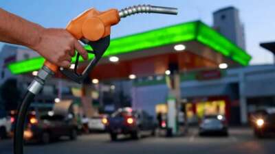 Benzine zam geldi: Fiyatlar gece yarısı güncellendi