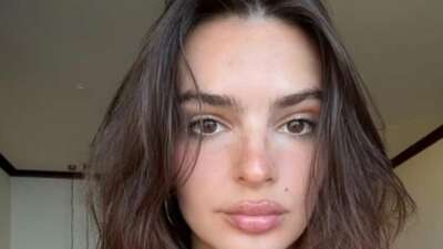 Dünyanın en seksi kadını Emily Ratajkowski’den kırmızı bikinisiyle poz