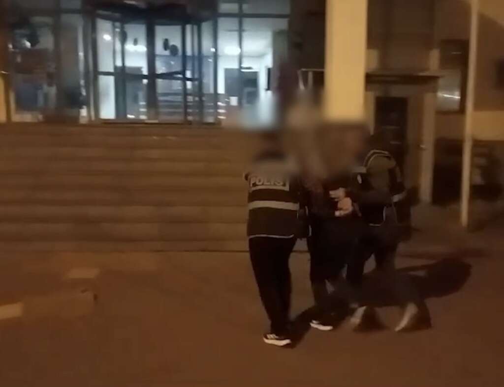 Silahlı yağma suçundan aranan firari, polise yakalandı Silahlı yağma suçundan aranan firari, polise yakalandı