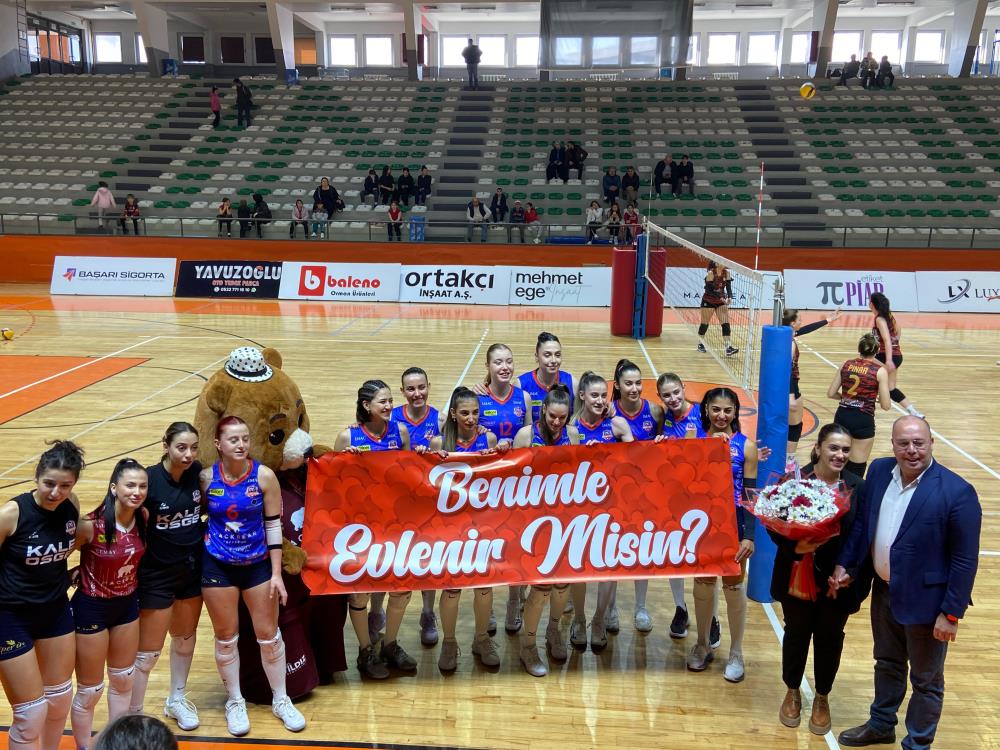 Voleybol maçında sürpriz evlenme teklifi Voleybol maçında sürpriz evlenme teklifi