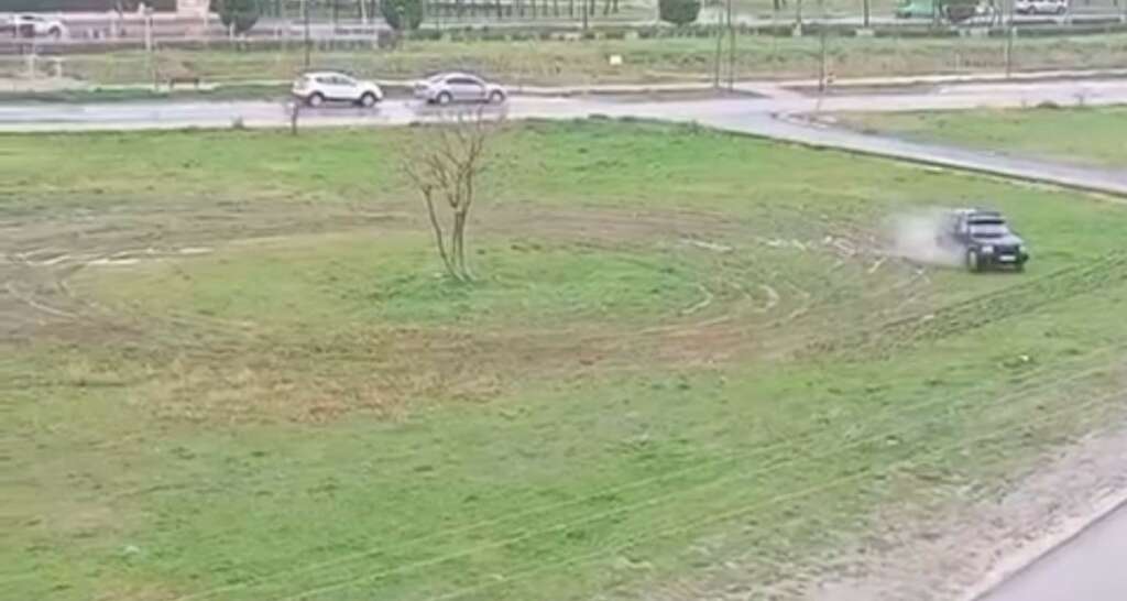 Bursa’da yeşillik alanda dakikalarca drift attı Bursa’da yeşillik alanda dakikalarca drift attı