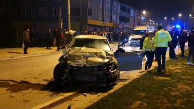 Bursa’da kavşakta 2 otomobil çarpıştı: 2’si ağır 4 yaralı