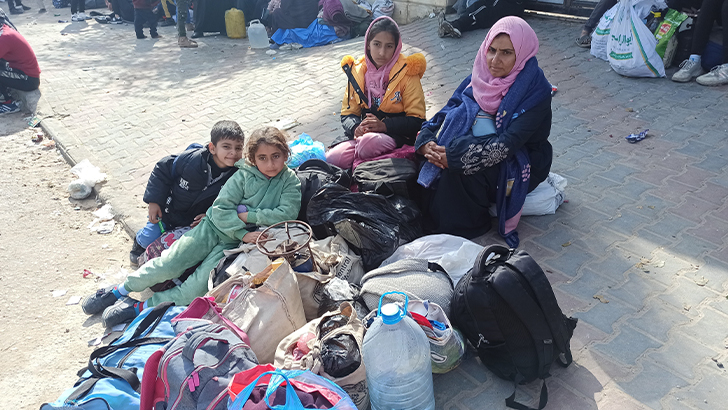 Gazze Şeridi’nin kuzeyindeki evlerine dönmek isteyen Filistinlilerin bekleyişi sürüyor