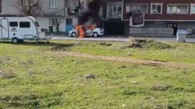 Bursa’da park halindeki araç alev topuna döndü