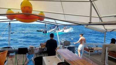 Phuket Adası açıklarında turist teknesi alabora oldu